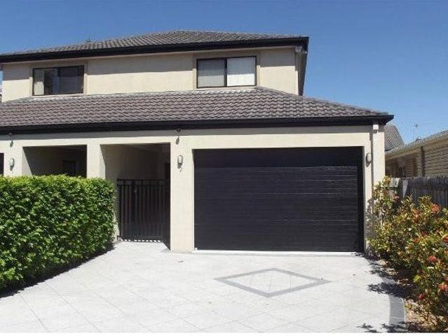 Modern Burleigh Heads Duplex 300m to Beach