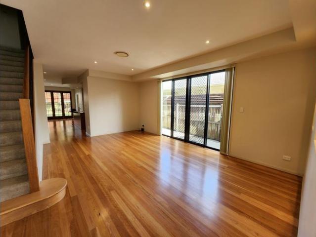 Modern Burleigh Heads Duplex 300m to Beach