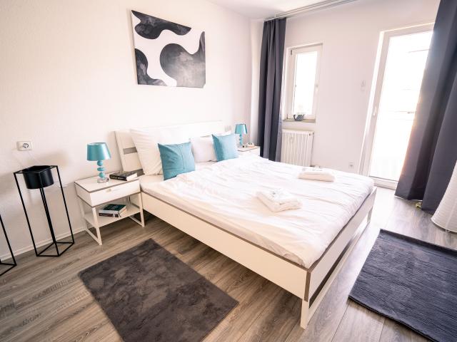 Modern Business Flat 2 Rooms w/ Balcony & Parking | Work Friendly