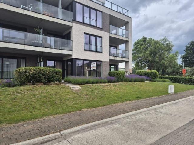 Modern gelijkvloers appartement met terras
