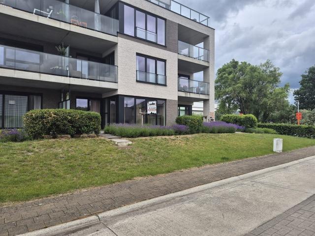 Modern gelijkvloers appartement met terras