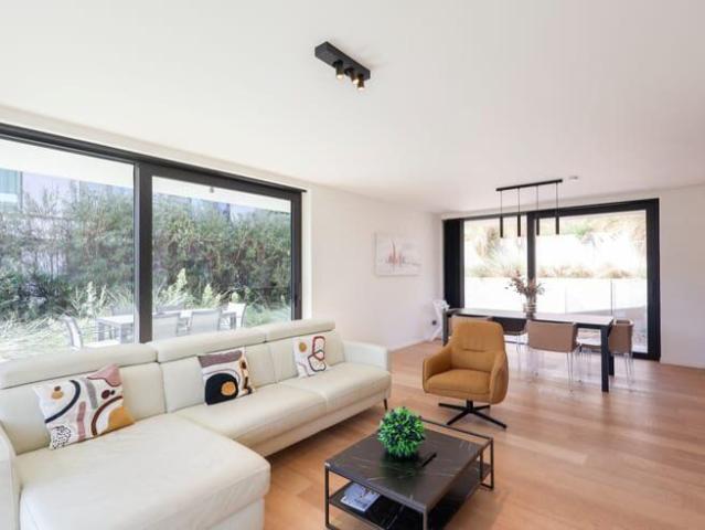 Modern gelijkvloers appartement in Groenendijk met ruim ter