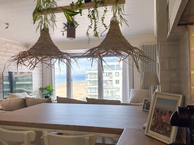Modern gemeubeld éénslaapkamer appartement met zeezicht