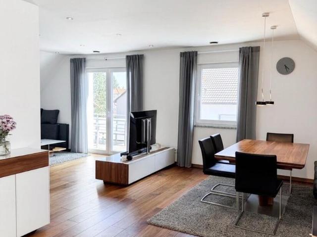 Modern, gepflegt und ruhig gelegen attraktive 3 Zimmer Wohnung mit Balkon, Garage und Stellplatz
