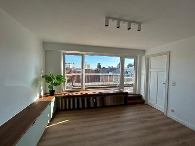 Modern gerenoveerd, lichtrijk appartement met ruim terras