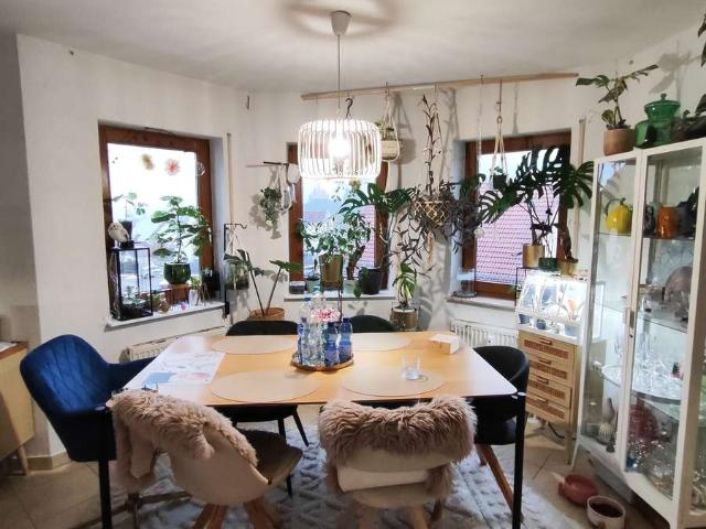 Modern geschnittene 3 Zi. Wohnung mit Balkon, Erker & TG Stellplatz