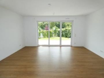 Modern geschnittene 4 Zimmer Erdgeschoss Wohnung mit Garten und Einbauküche!
