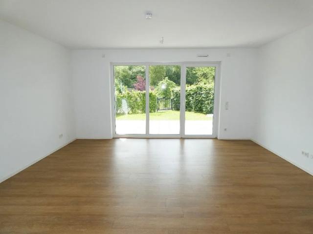 Modern geschnittene 4 Zimmer Erdgeschoss Wohnung mit Garten und Einbauküche!