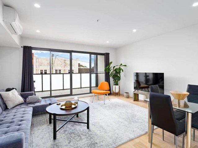 MODERN GLEN IRIS LIVING IN A BLUE CHIP LIFESTYLE LOCATION