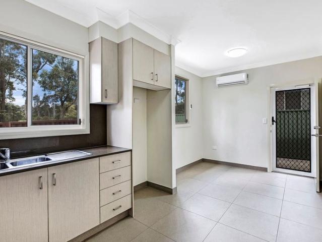 Modern granny flat in convenient locale