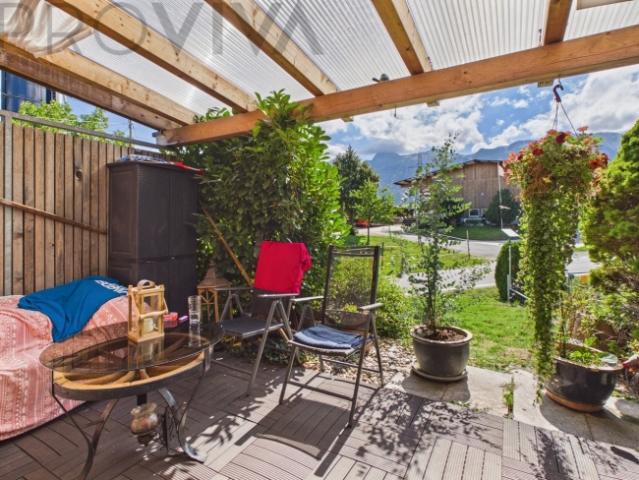 Modern, grosszügig und auf zwei Etagen mit gemütlichem Sitzplatz