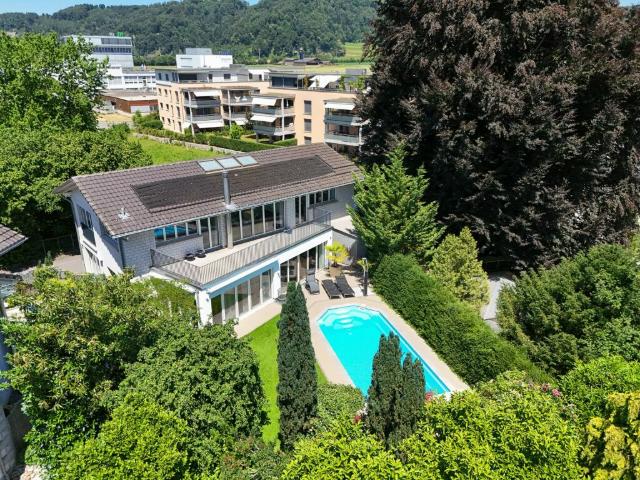 Modern. Grosszügig. Einzigartig. 7½ Zimmer Einfamilienhaus mit Pool