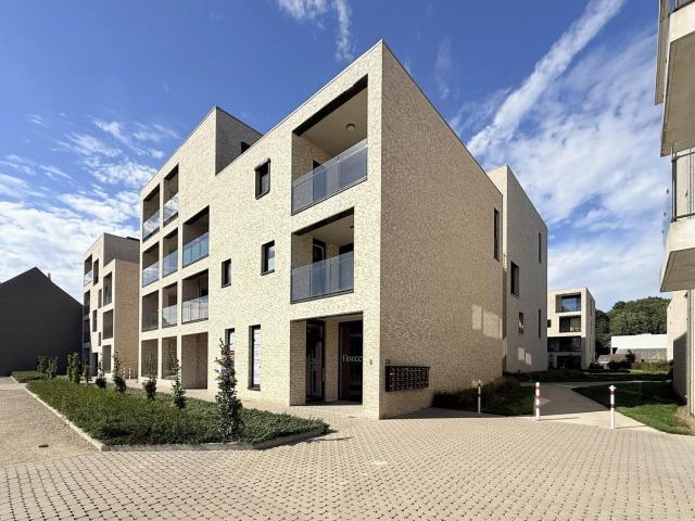 Modern ground floor apartment with garden and underground pa