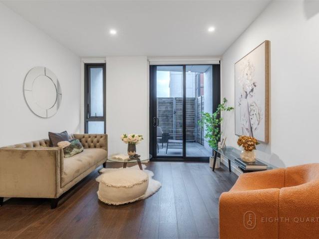 MODERN GROUND FLOOR APARTMENT WITH PRIVATE COURTYARD PRIME HUGHESDALE LOCATION