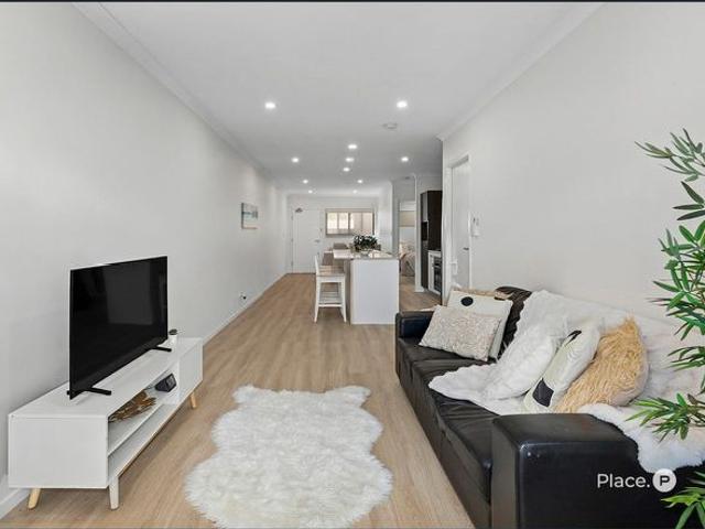 Modern Ground Floor Apartment with Private Courtyard
