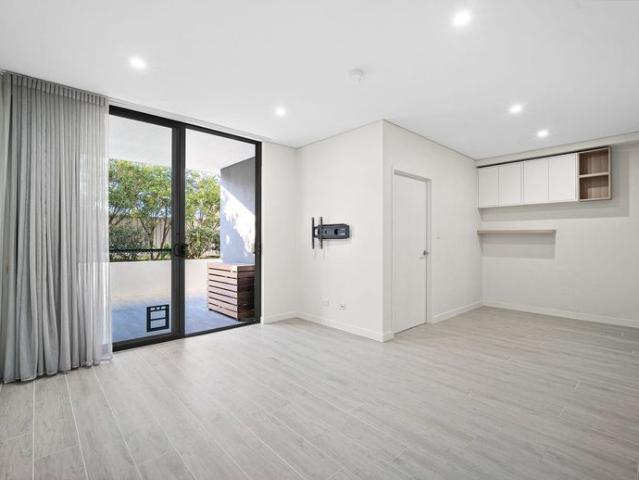 Modern Ground Floor Apartment With Sunny Courtyard