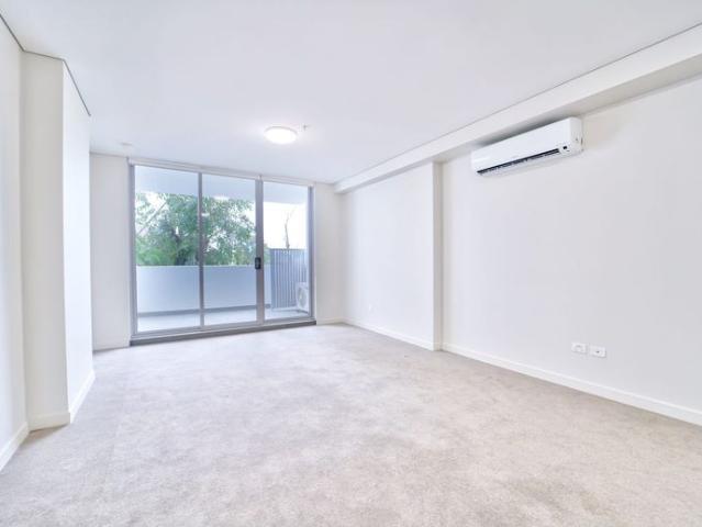 Modern Ground Floor Apartment with Spacious Courtyard | 2 Bed | 2 Bath | 1 Car