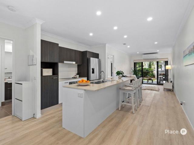 MODERN GROUND FLOOR LIVING WITH PRIVATE COURTYARD APPEAL