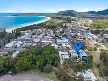 Modern, Ground Floor Living by the Water Moments to Horseshoe Bay