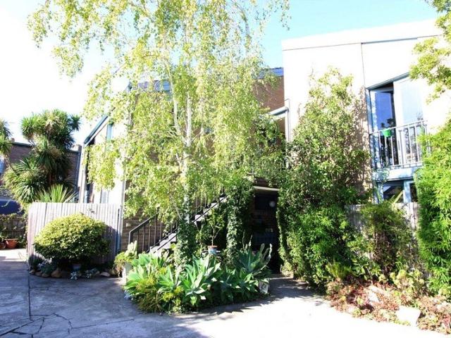 Modern ground floor living moments from Rathdowne Village