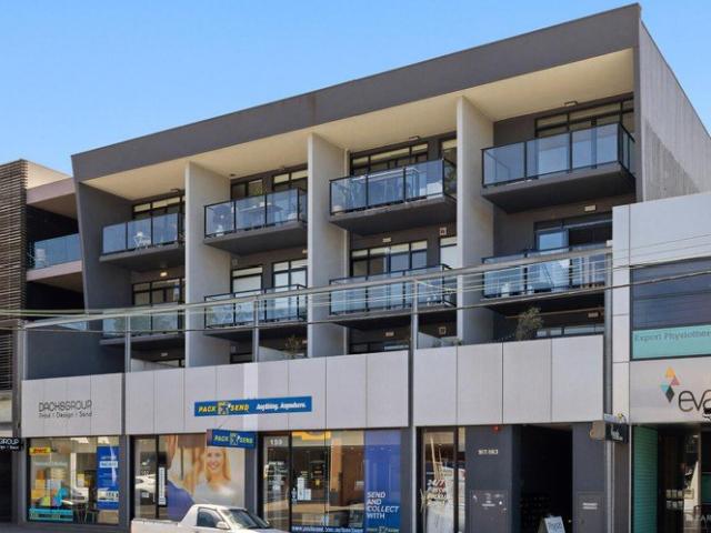 Modern Ground Floor Living Steps from Glenferrie Road