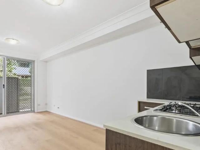 Modern Ground Floor Studio with Secure Parking