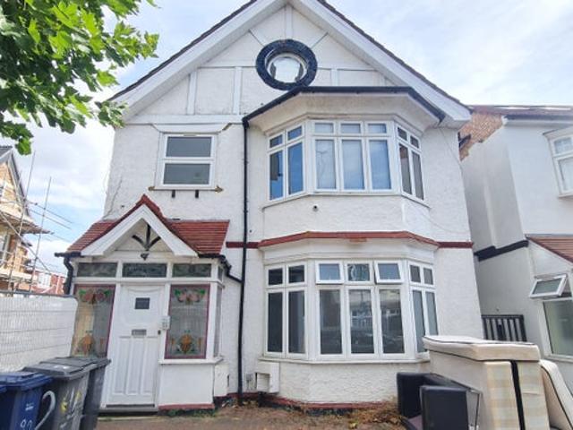 Modern Ground Floor Studio Flat !