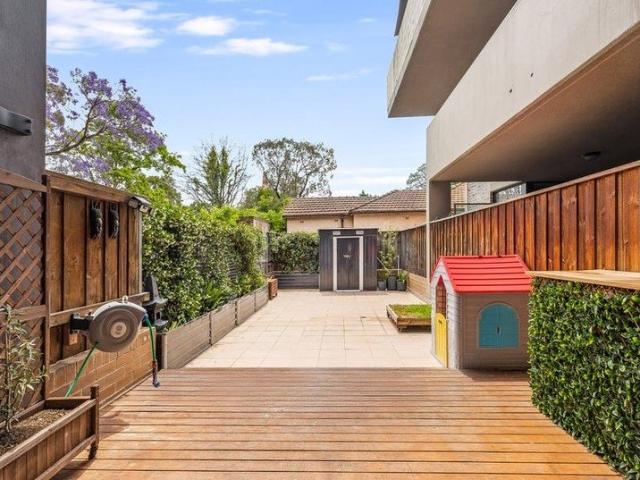 Modern Ground Floor Townhouse Style Living with a Huge Courtyard