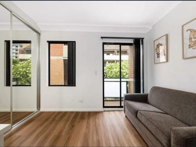 Modern Ground Floor Townhouse Style Living with a Huge Courtyard