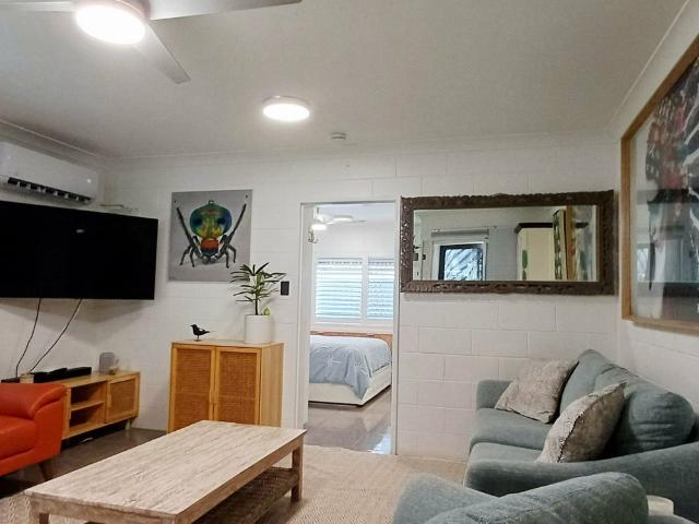 MODERN GROUND FLOOR UNIT!
