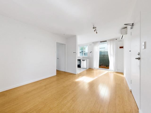 Modern Ground Floor with Expansive Private Courtyard