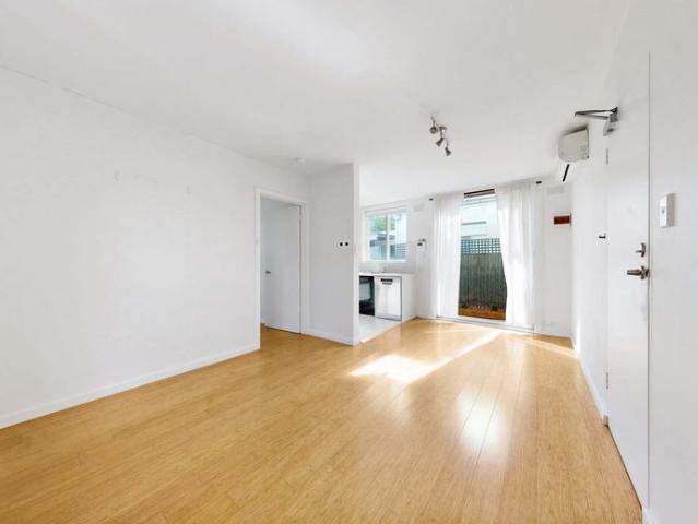 Modern Ground Floor with Expansive Private Courtyard