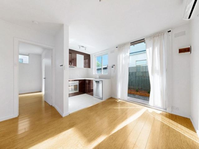 Modern Ground Floor with Expansive Private Courtyard
