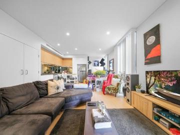 Modern Ground Floor 1 Bedroom + Courtyard | Walk to Metro