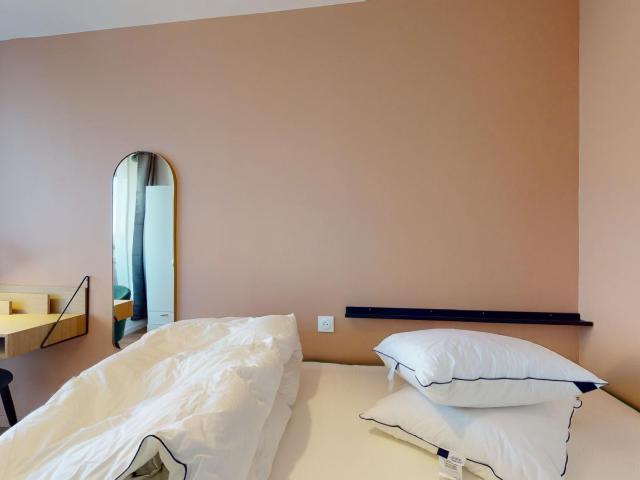 Modern double bedroom in Jas de Bouffan
