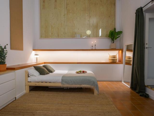 Modern double bedroom with balcony in the hip El Born area