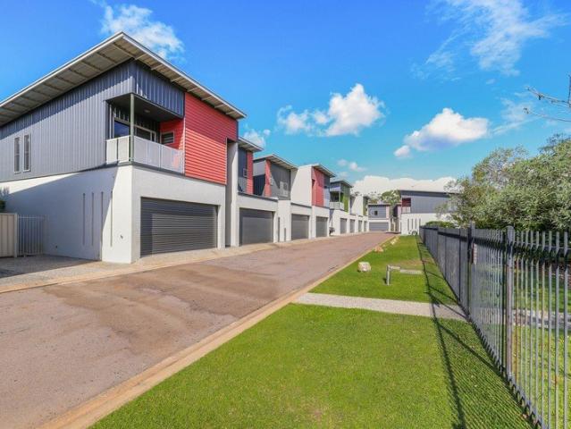 Modern Double Storey Townhouse with Private Garage + Complex Pool