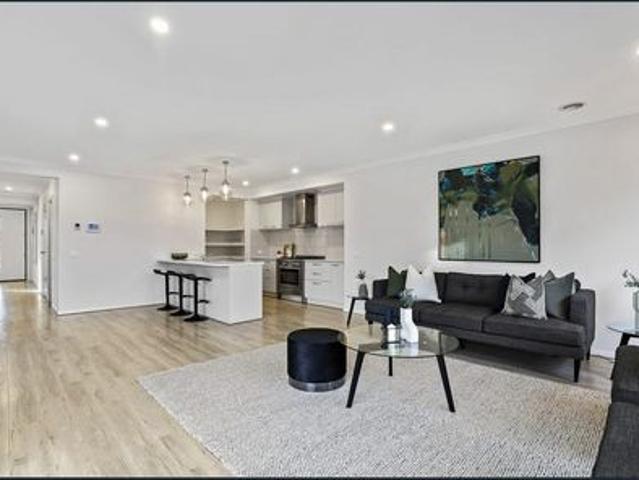 Modern Double Storey Family Home with Multiple Living Areas – 33 Grande Belmond Avenue, Clyde VIC 3978