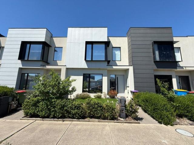 MODERN DOUBLE STOREY LIVING IN A CONVENIENT CLYDE NORTH LOCATION!