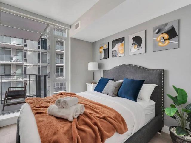 Modern downtown Calgary 1 bedroom 1bathroom condo for rent. City and tower view — 1 Bedroom Condo Unit