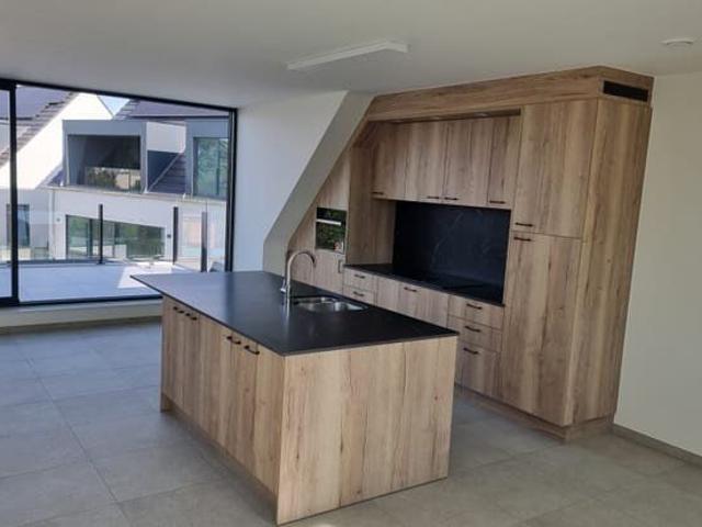 Modern dakappartement met groot terras, geweldig gelegen