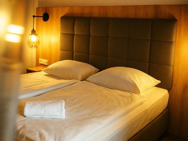 Modern Deluxe Double Room with Kitchenette – Your Home Away from Home, Frankfurt Amsterdam Apartments for Rent