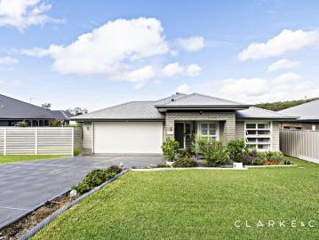 MODERN DESIGN AND A RELAXED RIVERSIDE LIFESTYLE!
