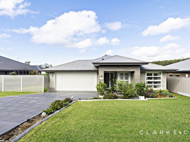 MODERN DESIGN AND A RELAXED RIVERSIDE LIFESTYLE!