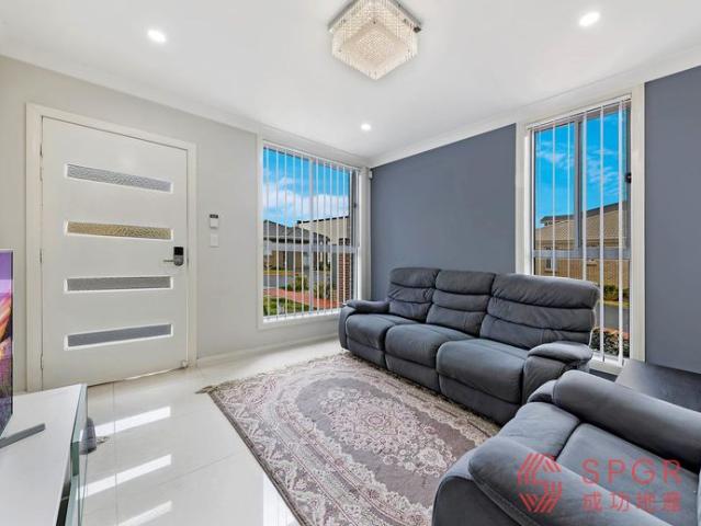 Modern design corner block townhouse within Riverbank and The Ponds High Catchment
