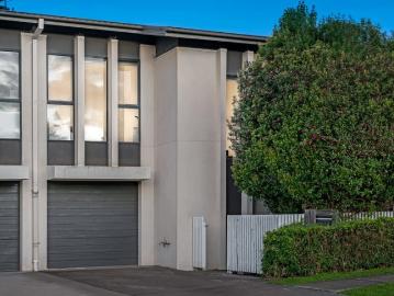 MODERN DESIGN FAMILY HOME WITHIN THE HIGHLY SOUGHT AFTER BELLA VISTA PUBLIC SCHOOL CATCHMENT!