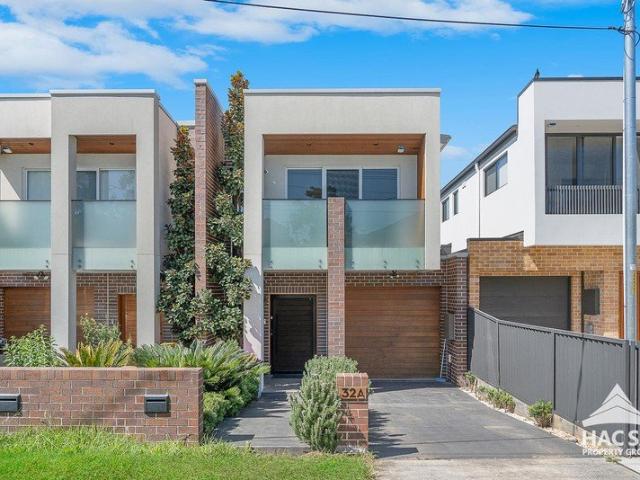Modern Design 5 bedroom duplex with High Ceilings & Functional kitchen
