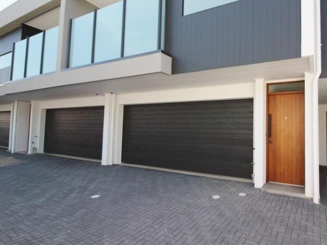 MODERN DESIGNER HOME! SPACIOUS ROOMS. DOUBLE GARAGE