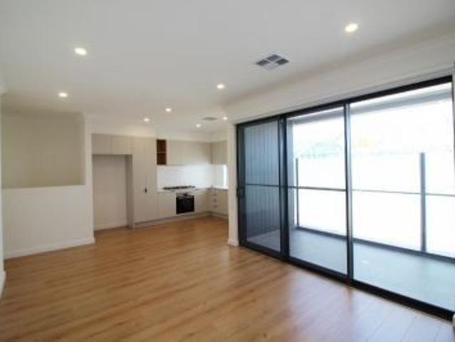 MODERN DESIGNER HOME! SPACIOUS ROOMS. DOUBLE GARAGE