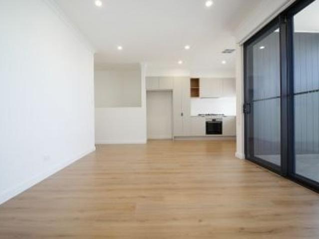 MODERN DESIGNER HOME! SPACIOUS ROOMS. DOUBLE GARAGE